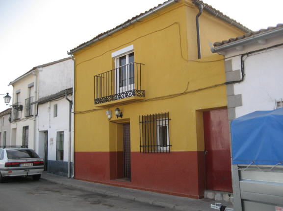 Fachada a la calle principal del Pueblo