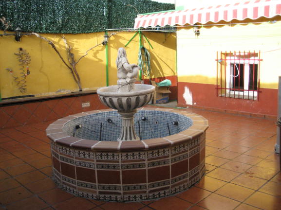 Patio con Fuente Artistica