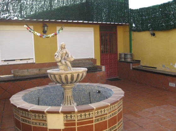 Patio con fuente artistica